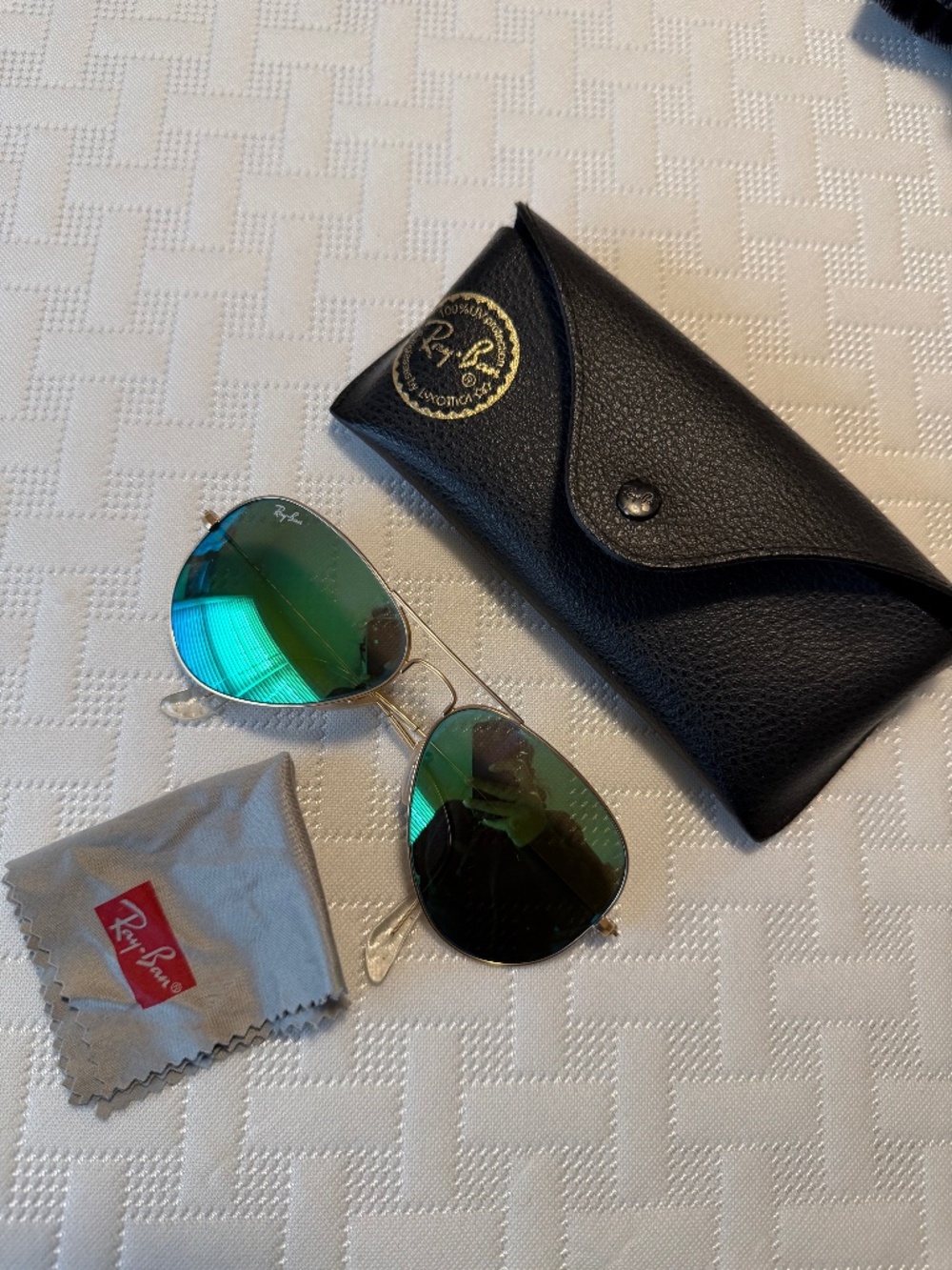 Ray-Ban Aviator Sunglasses in Green Lens, UNISEX, worn once
